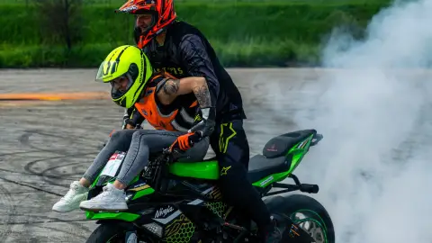 Tanulj meg egykerekezni egy Kawasaki motorral! 8