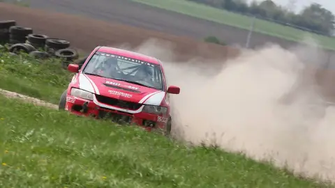 Mitsubishi és Subaru rally 3