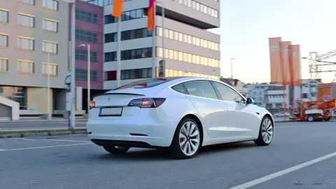 Tesla Model 3 Performance élményvezetés Budapesten 1