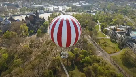 Romantikus lánykérés a város felett a Ballon-kilátóban 3