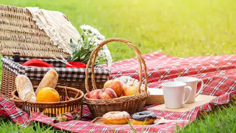 Klasszikus piknik Dobogókőn egy üveg borral 1
