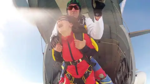 Ejtőernyős tandemugrás Siófok mellett 4000 méterről helikopterből 2