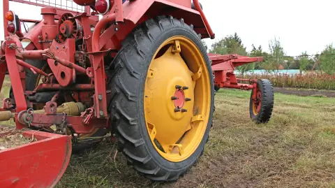 RS 09 GT124 fűnyíró traktorral élményvezetés gyerekeknek 3