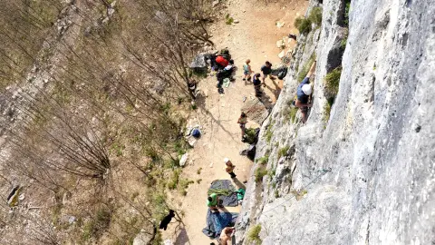 Sziklamászás természetes sziklafalon Budapest közeli mászóiskolában 3