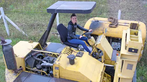 Takraf típusú, 11 tonnát bíró targoncával autók mozgatása 1