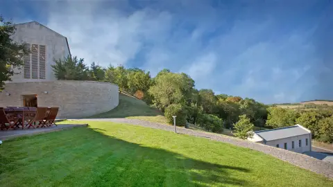 Pannonhalmi Apátsági Pincelátogatás 3 boros kóstolással 5