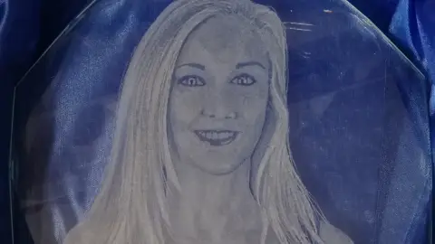 Egyedi, személyes fotó üvegre gravírozva ajándékba 4