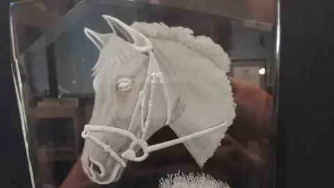 Egyedi, személyes fotó üvegre gravírozva ajándékba 3