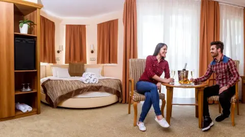 Jakuzzis-körágyas lakosztály Aprhodite hotelben Zalakaroson 1