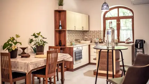 Erdőben, tóparton nagy vendégházban családdal barátokkal Cserkeszőlőn 2 éjszaka 2