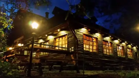 Kettesben erdei éjszaka kedveseddel Dobogókőn a Kilátónál a Menedékházban