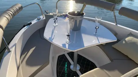 Sporthajó bérlése kapitány nélkül 8 órára a Mosoni -Dunán! 3