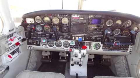 Családi élményrepülés Piper Senecával 5 fő részére 2