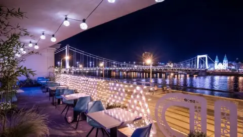 Romantikus vacsora kettesben gyönyörű panorámával a Rudas Bistróban