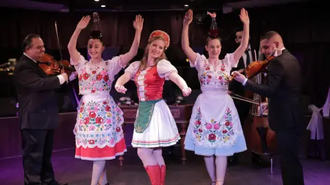 Vacsorahajó a Dunán Operett és Folklór Műsorral 3