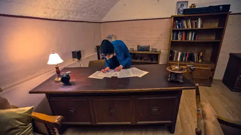 Rejtvényes lánykérés szabaduló szobában 5