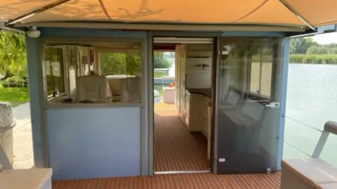 Bérelhető 12 fős Vagabond bulihajó Budapesten 3