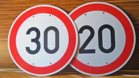 Eredeti közlekedési tábla