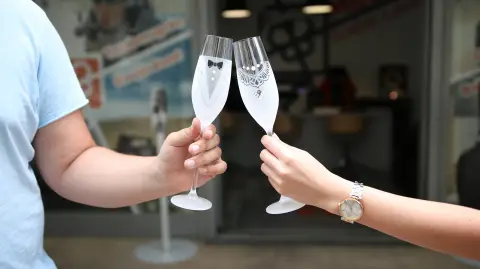 Egyedi Férfi-Nő pezsgőspohár nászajándékba, évfordulóra vicces designnal 1