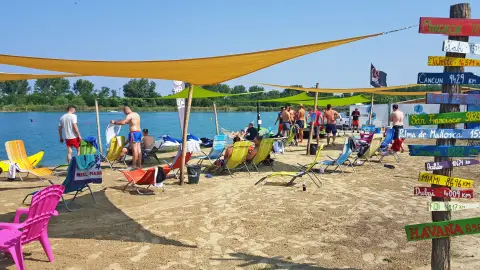 Sup deszkás evezés tengerkék vízen Budapest szélén a Fundy tavon 2