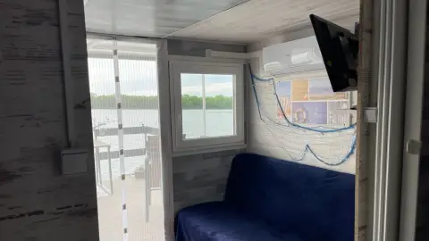 Tisza-tavon úszóház bérlés, kikötőben lekötve szállásnak 7